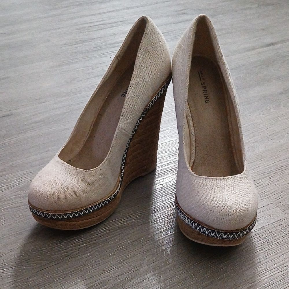 Call it Spring light cream fabric platform wedges Sz 9 EUC